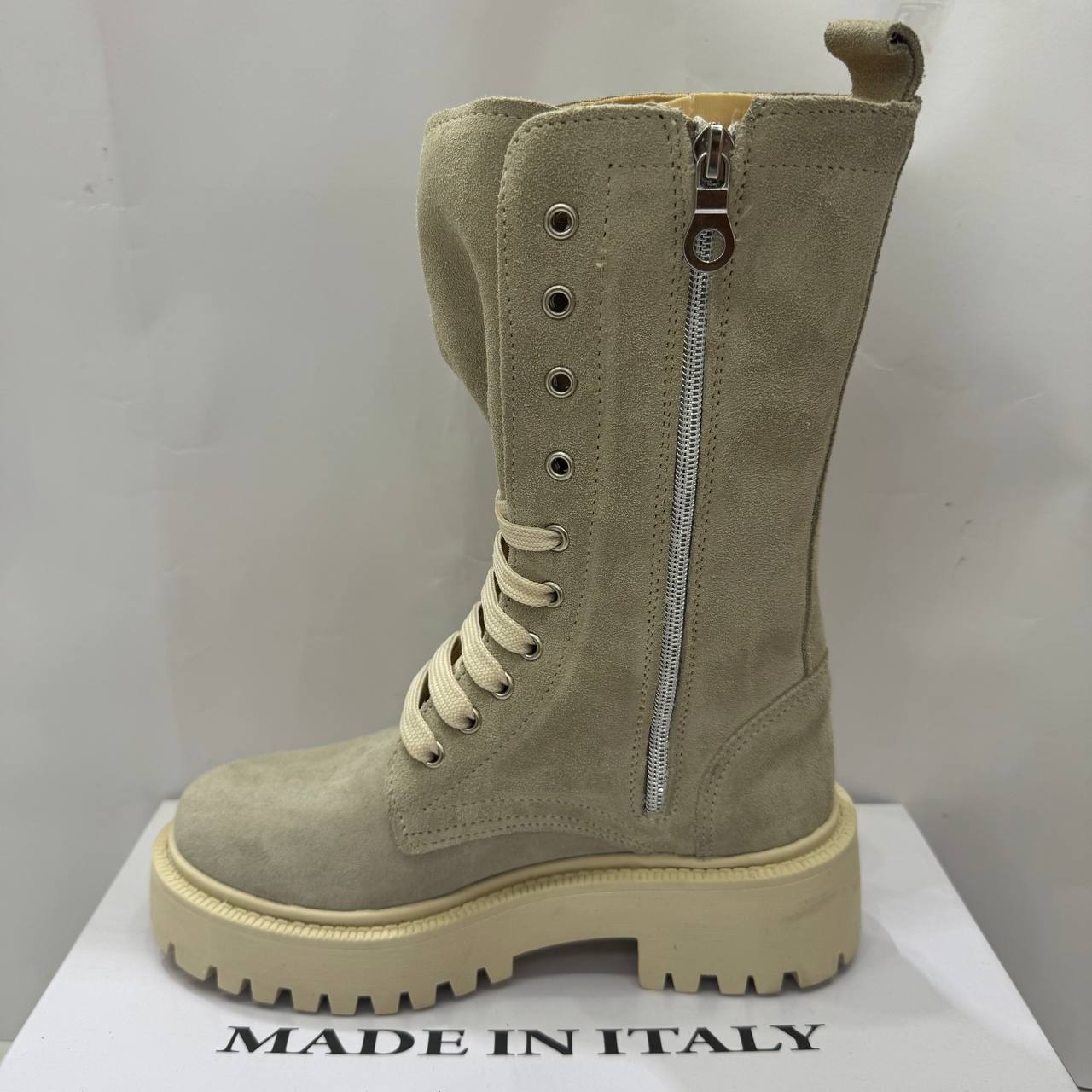 Anfibio Made In Italy in Camoscio  con zip Laterale e lacci regolabili Immagine principale del prodotto
