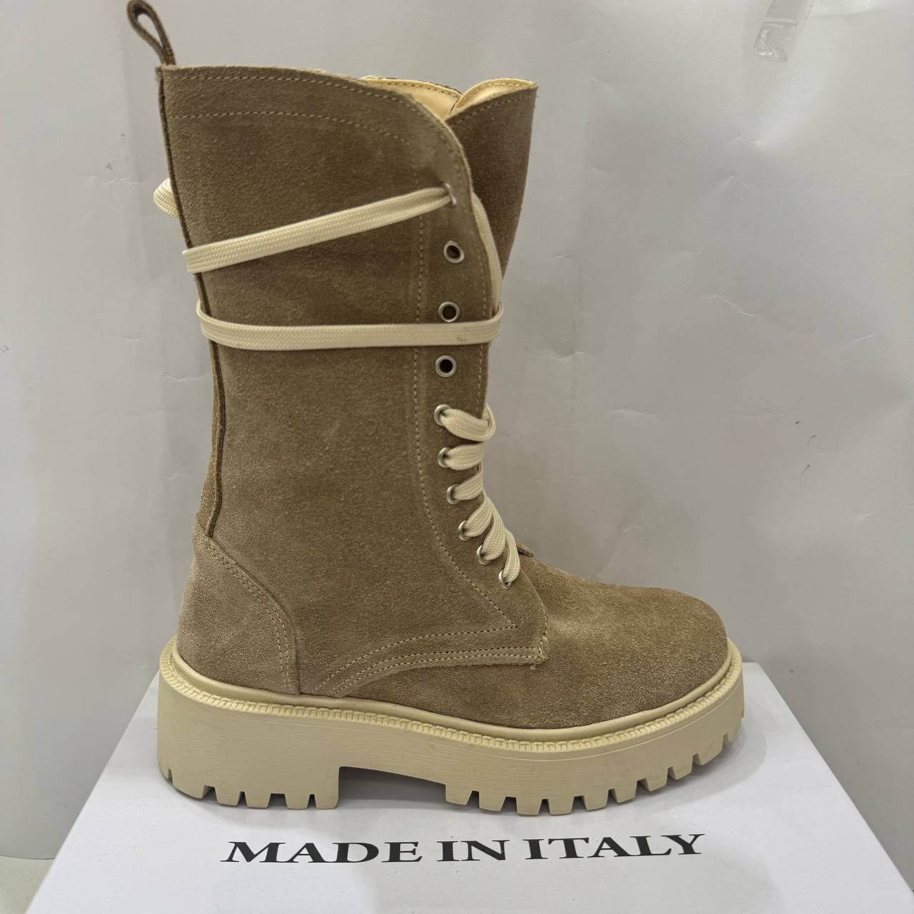 Anfibio Made In Italy in Camoscio  con zip Laterale e lacci regolabili