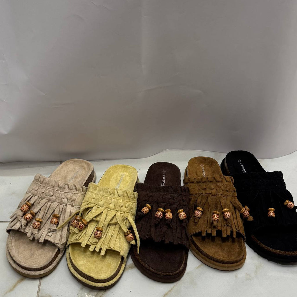 Pantofola con ciuffetti e dettagli etnici