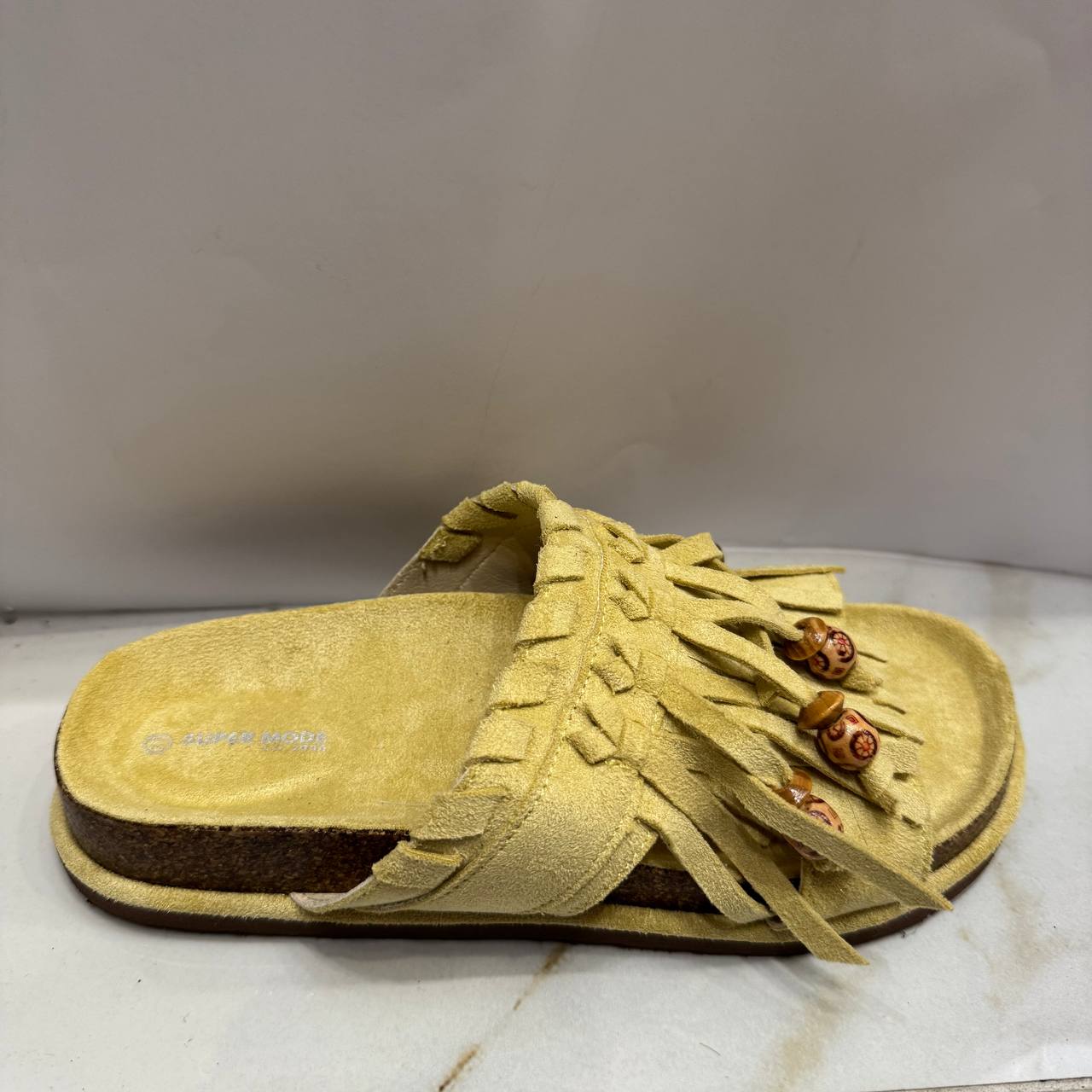 Pantofola con ciuffetti e dettagli etnici