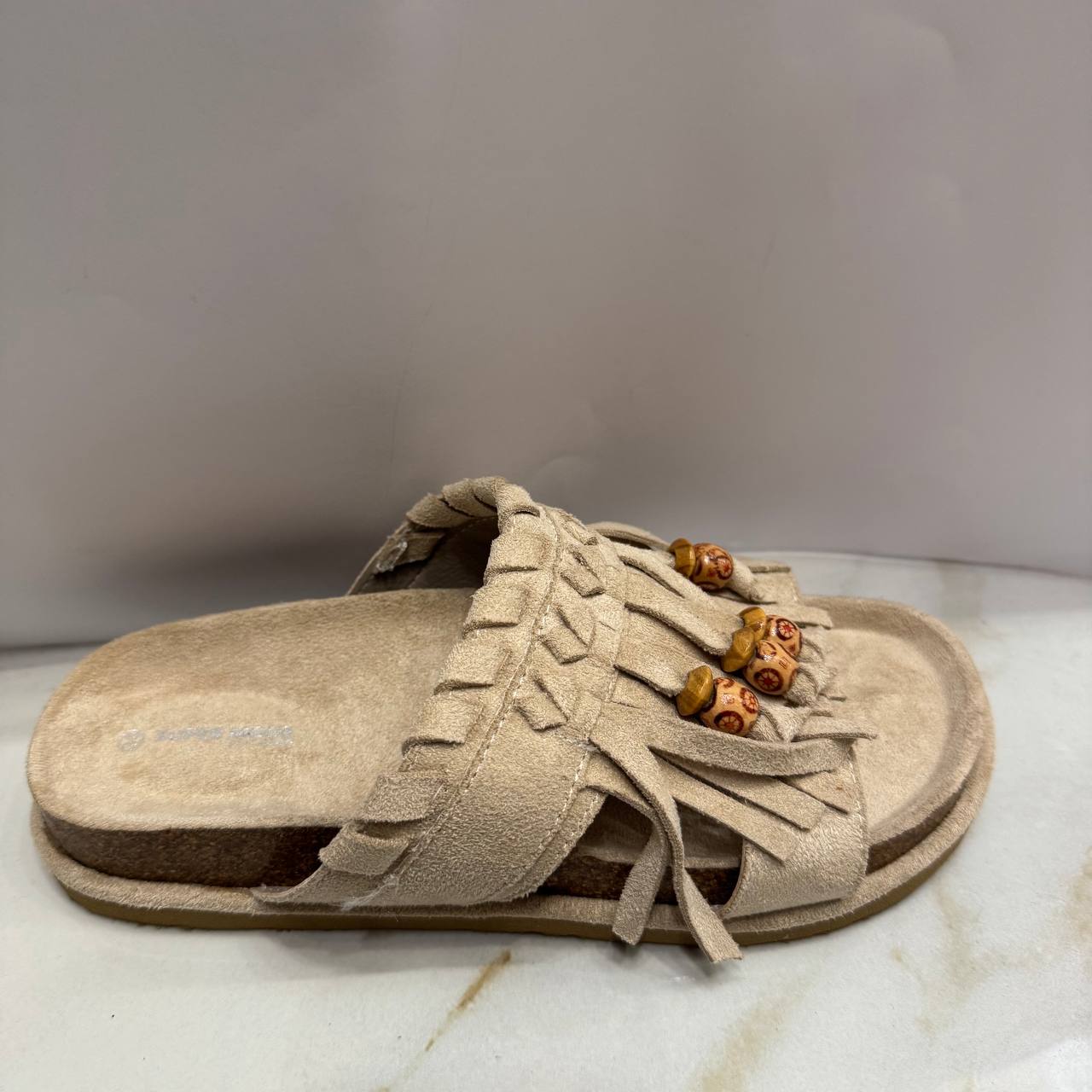 Pantofola con ciuffetti e dettagli etnici Immagine secondaria del prodotto